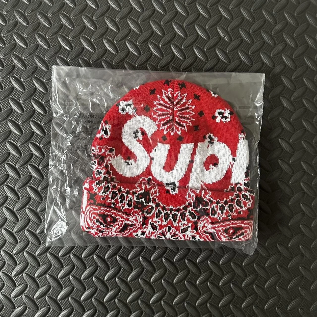 Bonnet rouge Supreme FW24 Big Logo Beanie   Envoi rapide en main ✅