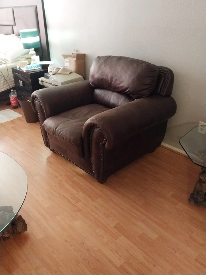 Líder suave italiano grande con costillas metálicas clásicas. Silla más confertable. Foto 2 de 4