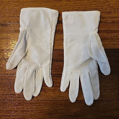 Small White Lace Ladies' Gloves Vintage 1950s AS IS Missing 1 Button - Picture 6 of 9