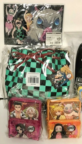 Demon Slayer: Kimetsu no Yaiba Tanjiro Crossbody Bucket Bag & Accessories Set - Picture 2 of 12