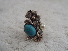 Silvertone White Bead Blue Howlite Stone Flower Adjustable Ring  Size 7-8 J38 