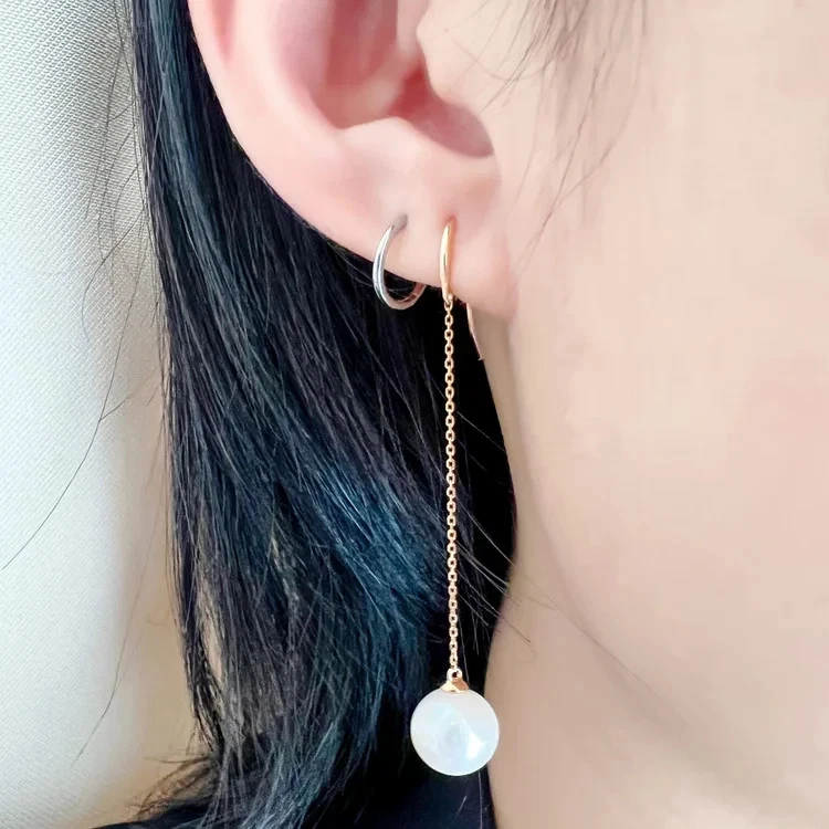 Pendientes de gancho colgante de cadena de 6"" de perlas creadas de corte redondo de 9 mm enchapados en oro 925 de 14 quilates Foto 3 de 4