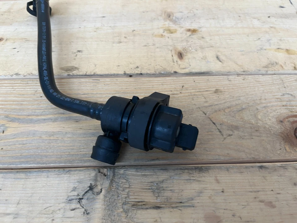 Оригинальный дыхательный клапан топливного бака 02–05 BMW 745Li 745i E66 E65 7507664 - Изображение 3 из 4