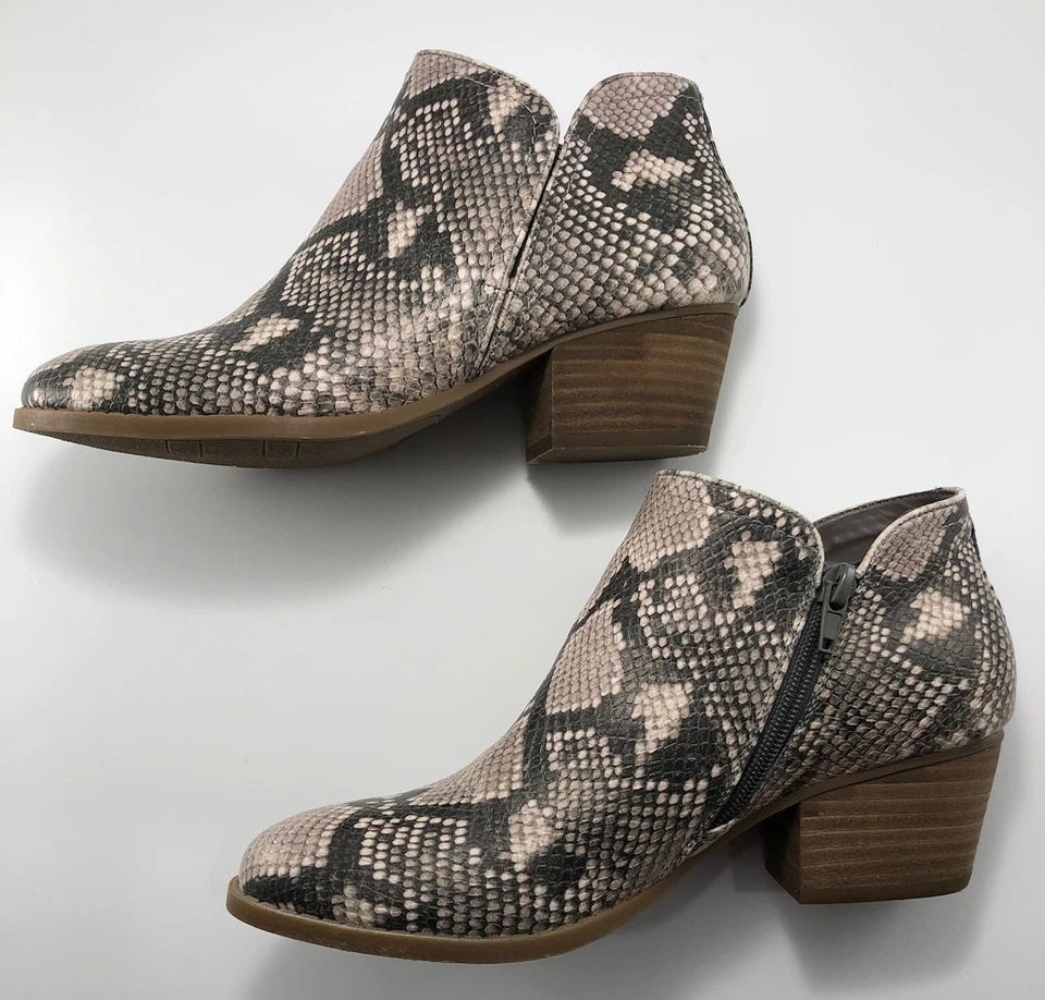 Botín para mujer Fergie 8 Bianca imitación cuero patrón piel de serpiente occidental Foto 2 de 4