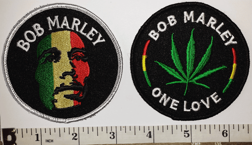 2 LOTTO TOPPE BOB MARLEY ONE LOVE REGGAE MUSICA MARIJUANA CANABIS - Foto 1 di 1