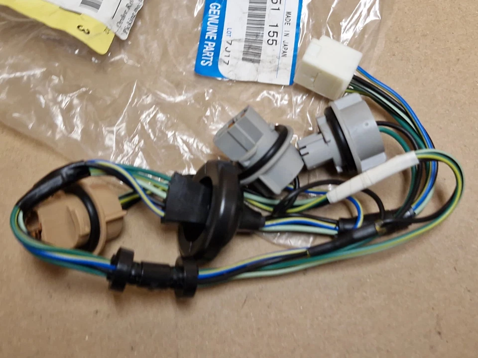 Luz trasera Mazda 323 lámpara cableado telar 2000-2010 B33J51155 genuino NUEVO OEM Foto 3 de 4