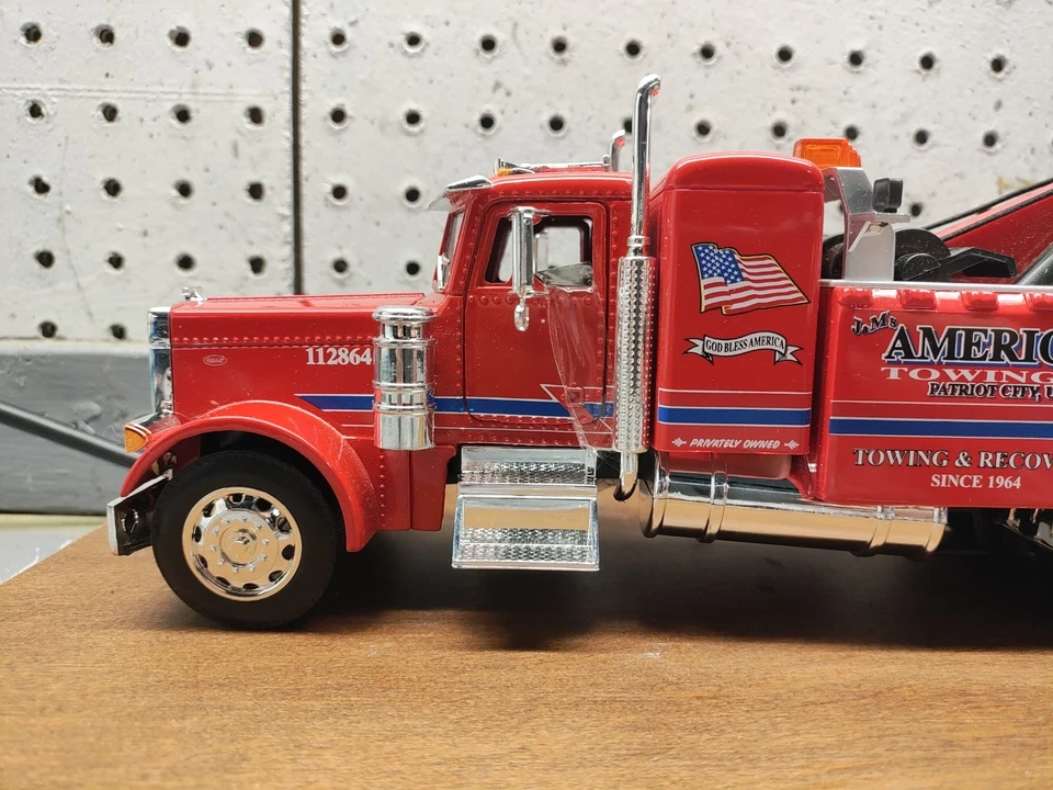 JADA Road Rigz 1/32 PETERBILT Tow Truck Wrecker  AMERICAN TOWING Red  - Image 2 of 4
