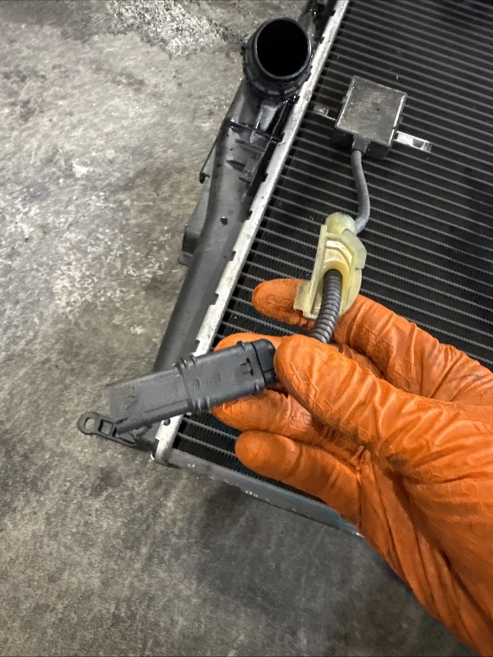 Radiador BMW 128 328i N51 2007-2013 17117537292 usado OEM Foto 3 de 4