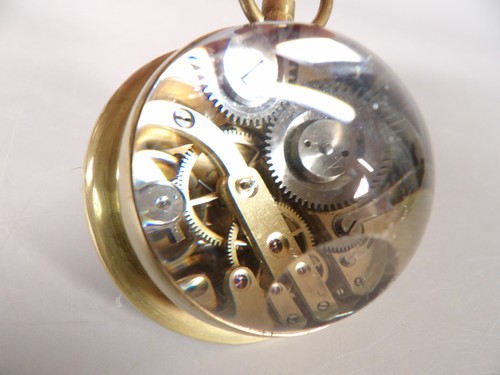 Ancienne petite Pendule en Verre et Laiton cerclée de Brillants - Imagen 10 de 11