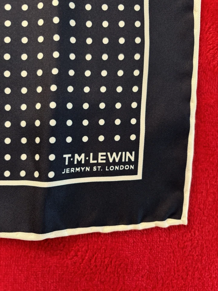 NUEVO CON ETIQUETAS T.M. Cuadrado de bolsillo Lewin azul marino 12" seda pura azul marino con puntos blancos Foto 2 de 4