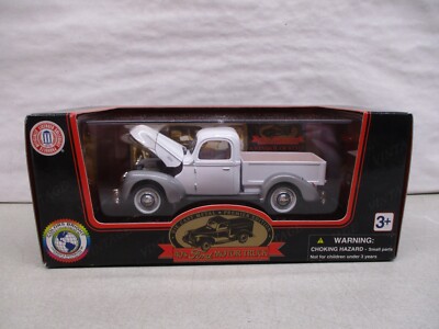 Colors Bright 1940's Ford Pickup 1/32