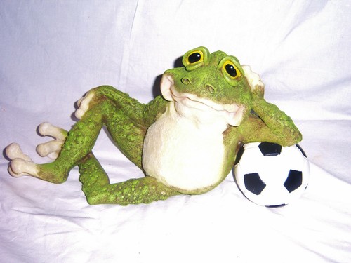 niedlicher großer Fußball Frosch, Geschenk Idee, Gartendeko, Tierfigur - Bild 1 von 5