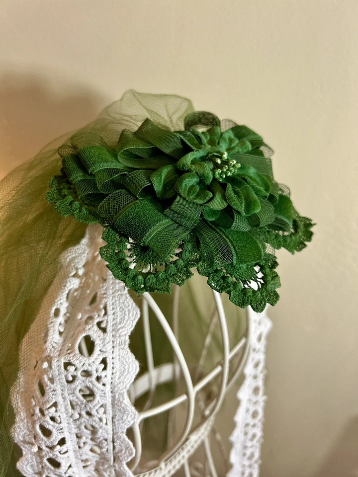 Tocado Fascinator Vintage Años 70 VERDE Terciopelo TUL FLORAL Boda Elegante Foto 2 de 4