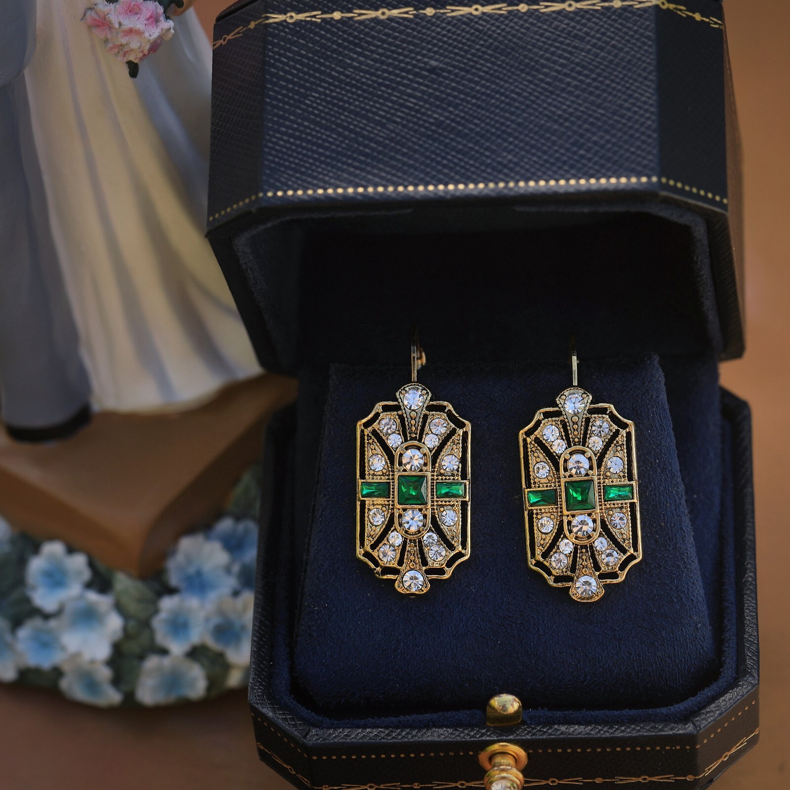 Boucles d'oreilles dormeuses bleu roi et doré antique pour vos soirées rétro QD32