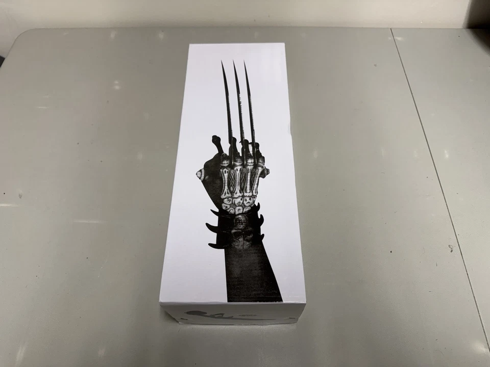 Garra de mano estilo guantelete calavera y huesos - utilería de disfraces artes marciales de fantasía Foto 3 de 4