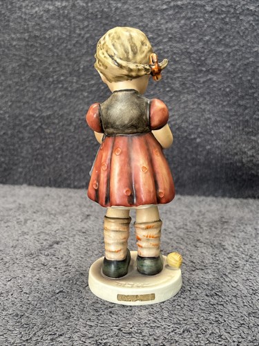Figura Goebel Hummel - Una niña tejiendo - Una puntada en el tiempo #255 - Imagen 5 de 15