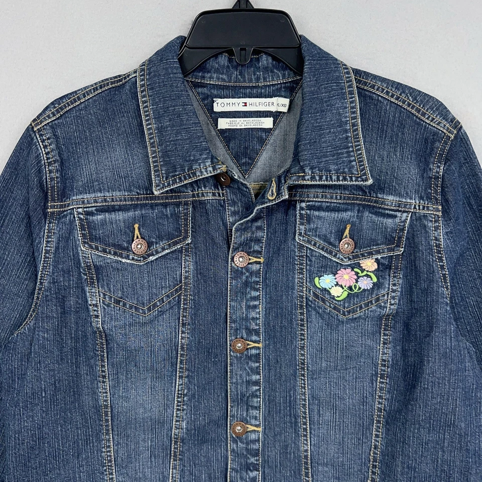 Jaqueta jeans feminina Tommy Hilfiger XL azul denim caminhoneiro floral bordada jeans - Imagem 2 de 4