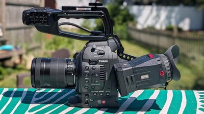 canon eos c100 cinema camera + 18-135 lens + zacuto Z finder