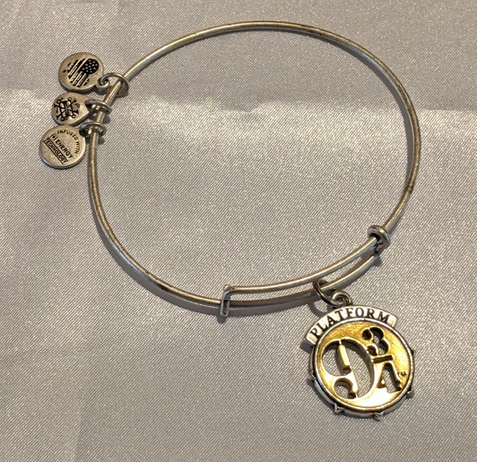 Pulseira ALEX AND ANI Harry Potter plataforma 9 3/4 dois tons ajustável em excelente estado usado - Imagem 2 de 4