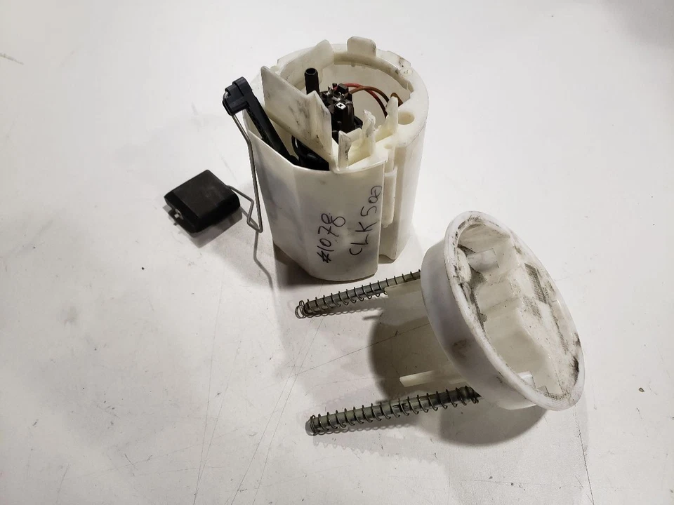 Conjunto de bomba de combustible del lado derecho del pasajero - W209 CLK500 2003 cupé - 03-09 OEM Foto 2 de 4