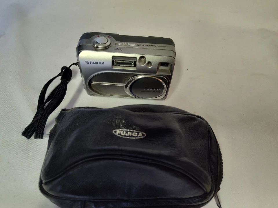 UNTESTED Fujifilm FinePix A210 3.2 MP Digital Point-and-Shoot Camera - Image 4 of 4