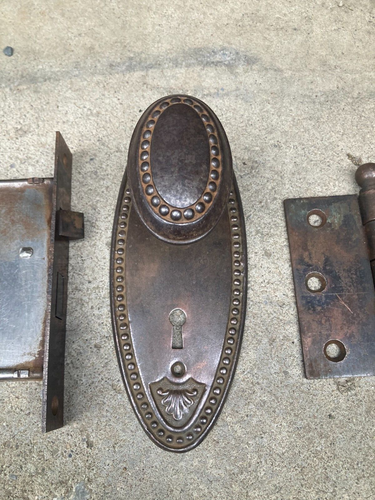 Antique Vintage Door Set Victorian Backplates Knobs Lock ,Key & 3 Hinges - Picture 4 of 10