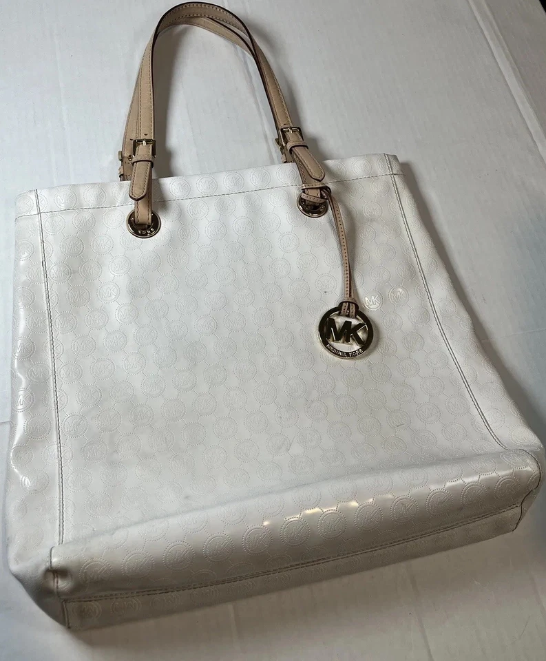 Bolsa tote Michael Kors jet set branca brilhante assinatura MK grande - Imagem 3 de 4