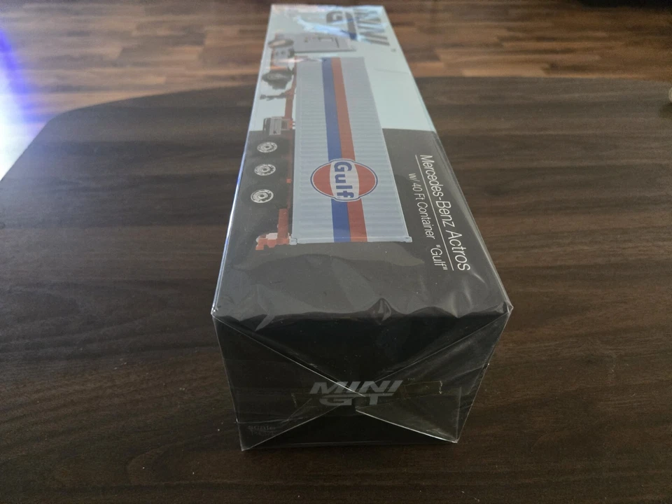 Mini GT 1:64 Mercedes-Benz Actros con contenedor de 40 pies "Gulf" Foto 3 de 4