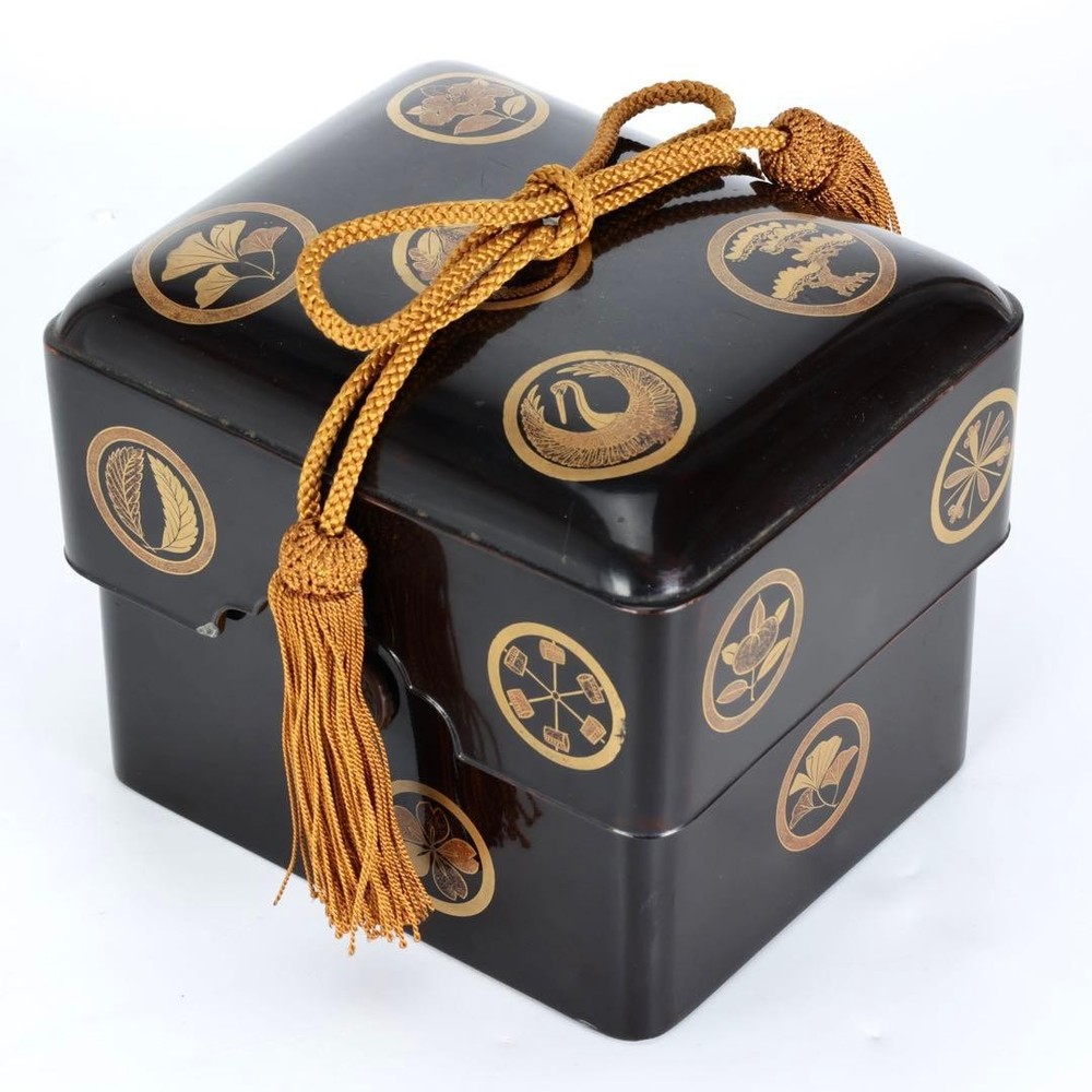 Jubako Bento Box Japanese Period piece lacquered black lacquer family crest maki