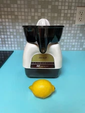 Proctor-Silex Juicit Automatic Citrus Juicer Tested - Off-White/Beige