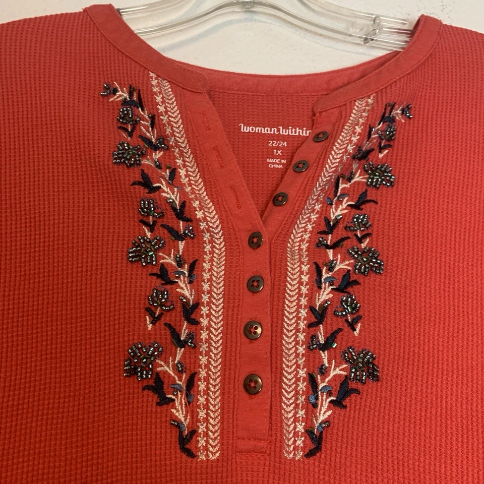 Top Woman Within 1X Tejido Waffle Henley Bordado Floral Cuentas Coral Boho Foto 2 de 4