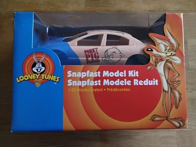 AMT Looney Tunes Porky Pig Snapfast Kit # 30320 1:25