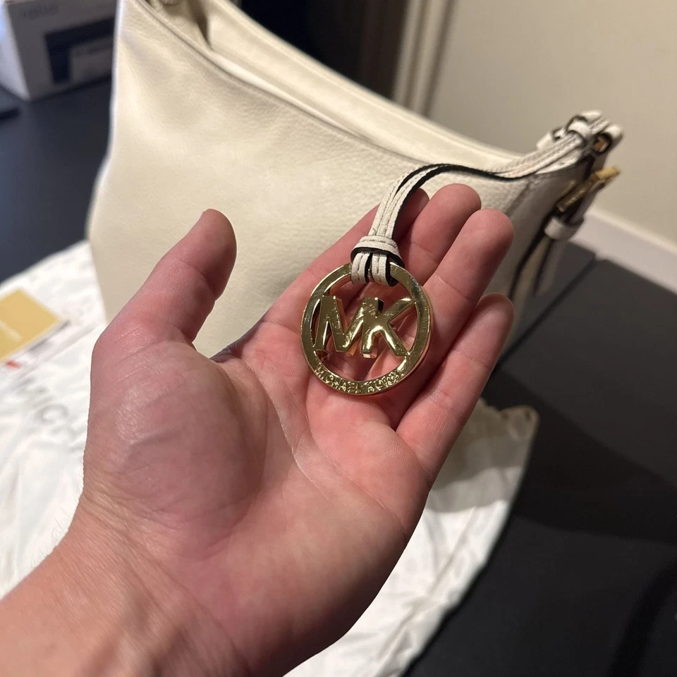 NOVA Bolsa de Ombro Michael Kors Off White PEBBLE Couro com Cinto com Bolsa de Pó e Alça - Imagem 2 de 4