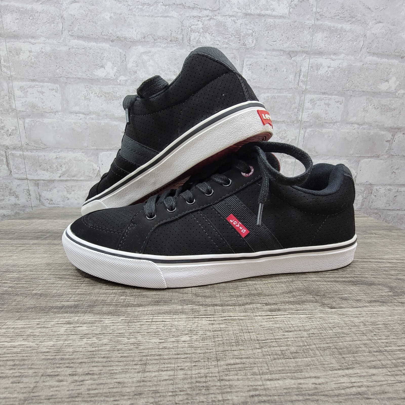 Levi Miles mens sneaker size 9 black casual skater shoe