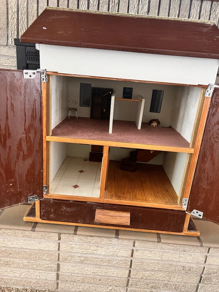 CASA DE MUÑECAS DE MADERA VINTAGE HECHA A MANO con TECHO EXTRAÍBLE Y MUEBLES HECHOS A MANO Foto 3 de 4