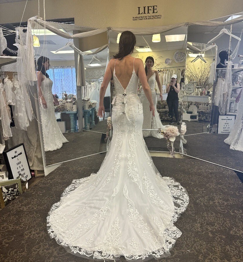 Impresionante vestido de novia “Beloved By Casablanca” talla 2/4 Foto 4 de 4