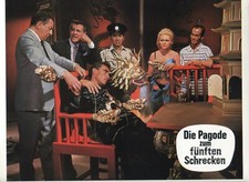 DIE PAGODE ZUM FÜNFTEN SCHRECKEN: 1 AUSHANGFOTO  SIEGHARDT RUPP MARGARET LEE -12