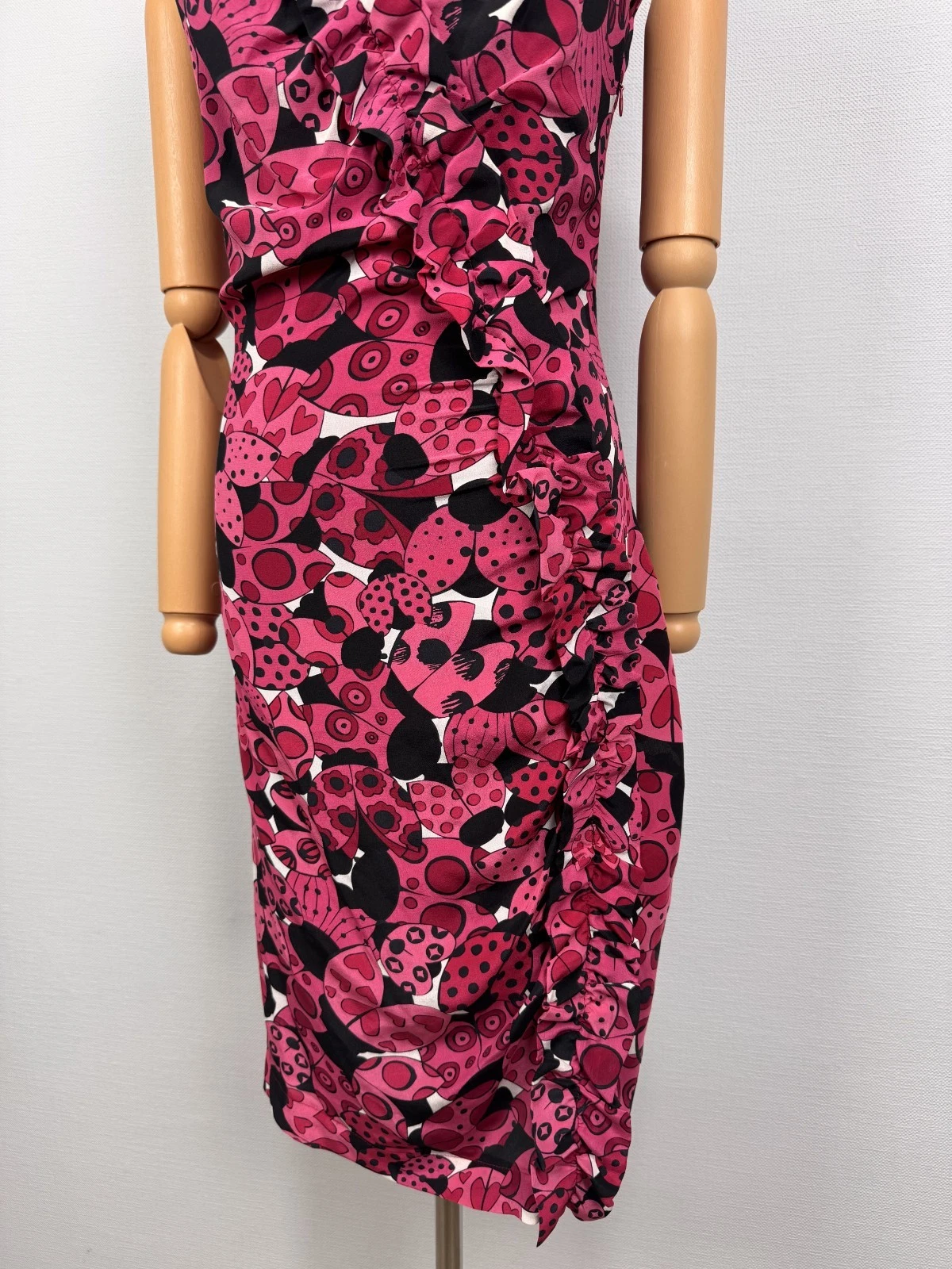 Abito slim Love Moschino rosa fantasia cuori animalier senza maniche scollo a V zip laterale 4