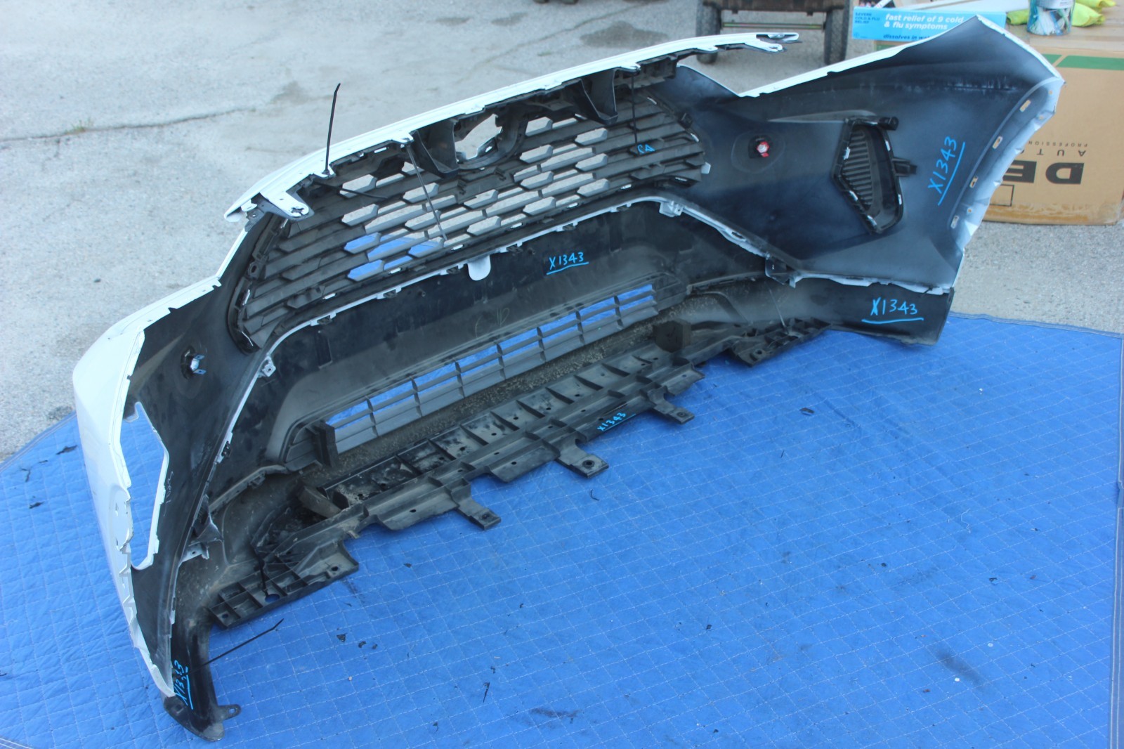 19-25 2022 TOYOTA RAV4 FRONT BUMPER COVER GRILL LOWER VALANCE WHITE GENUINE OEM