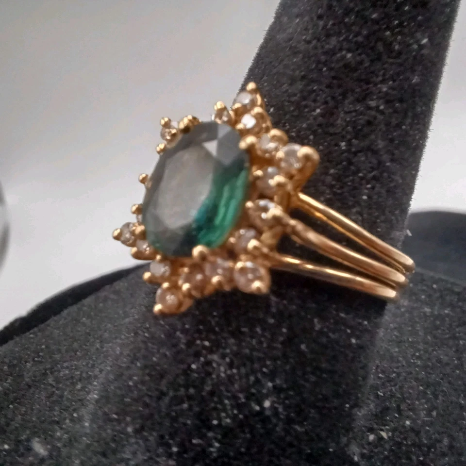 Unique Color Changing Blue/Green Oval Sapphire & Diamond Ring. - Image 3 of 4