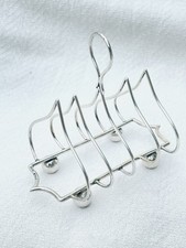 AN EDWARDIAN STERLING SILVER TOAST RACK - Jones & Compton, Chester, 1906.