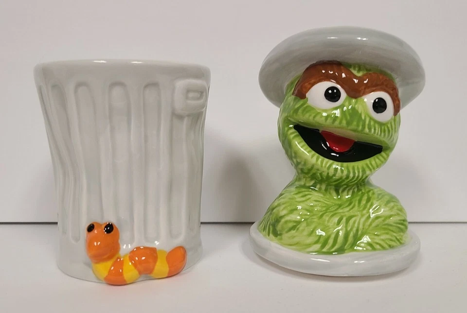 Juego de coctelera de sal y pimienta Sesame Street Oscar The Grouch, cerámica. Foto 2 de 4