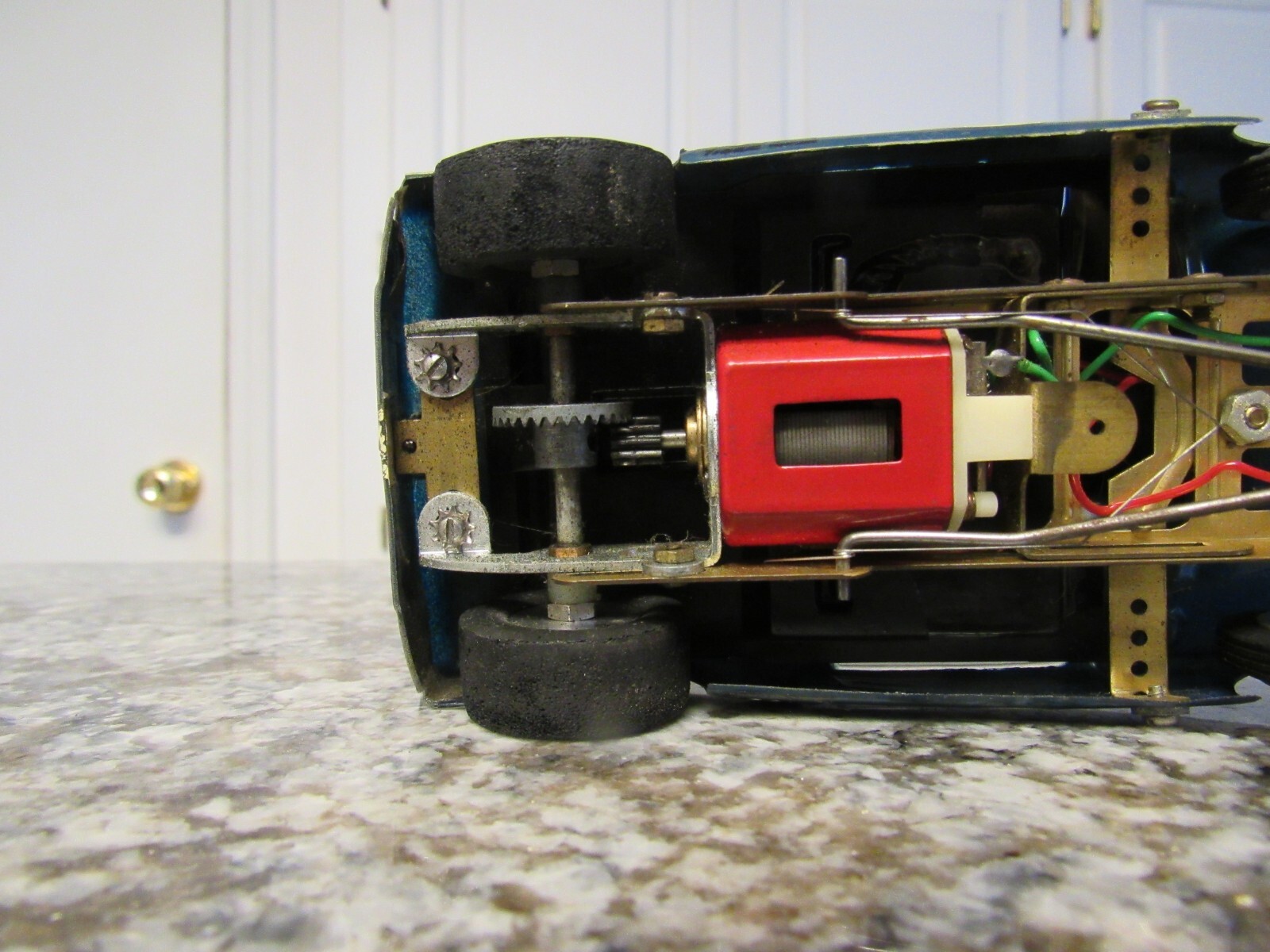 VINTAGE 1960'S MONOGRAM 1/24 SCALE FORD GT SLOT CAR. Tested and runs