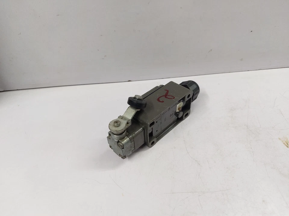 CROUZET 83 861 302 Limit Switch Ui500V Uimp6KV AC15Ue360V Ie1.9A Ue240V le 6A - Image 2 of 3