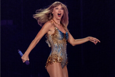 TAYLOR SWIFT ON STAGE DURING THE ERAS TOUR FRIDGE MAGNET 5'' X 3.5''