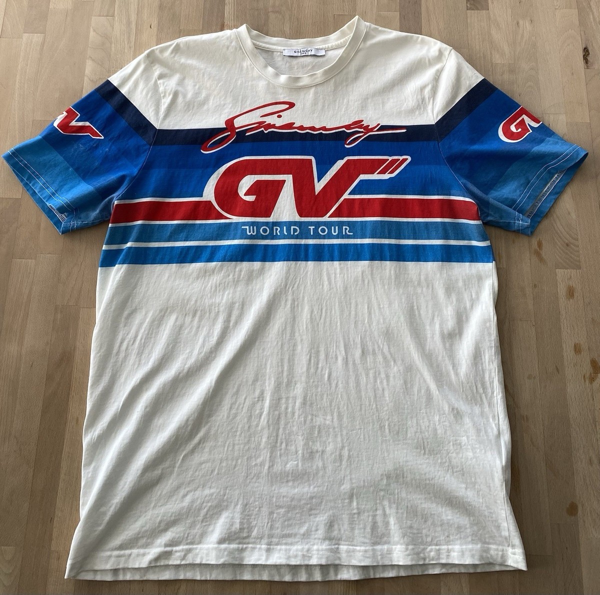 トップス GIVENCHY Tshirt Authentic Givenchy Paris GV Logo World Tour Luxury Graphic T-Shirt