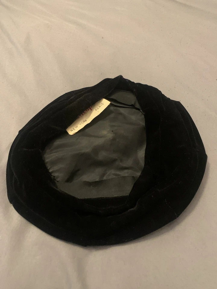 Vintage 1960s Madcaps New York Paris Black Velvet Beret – Union Made USA” - Image 2 of 4