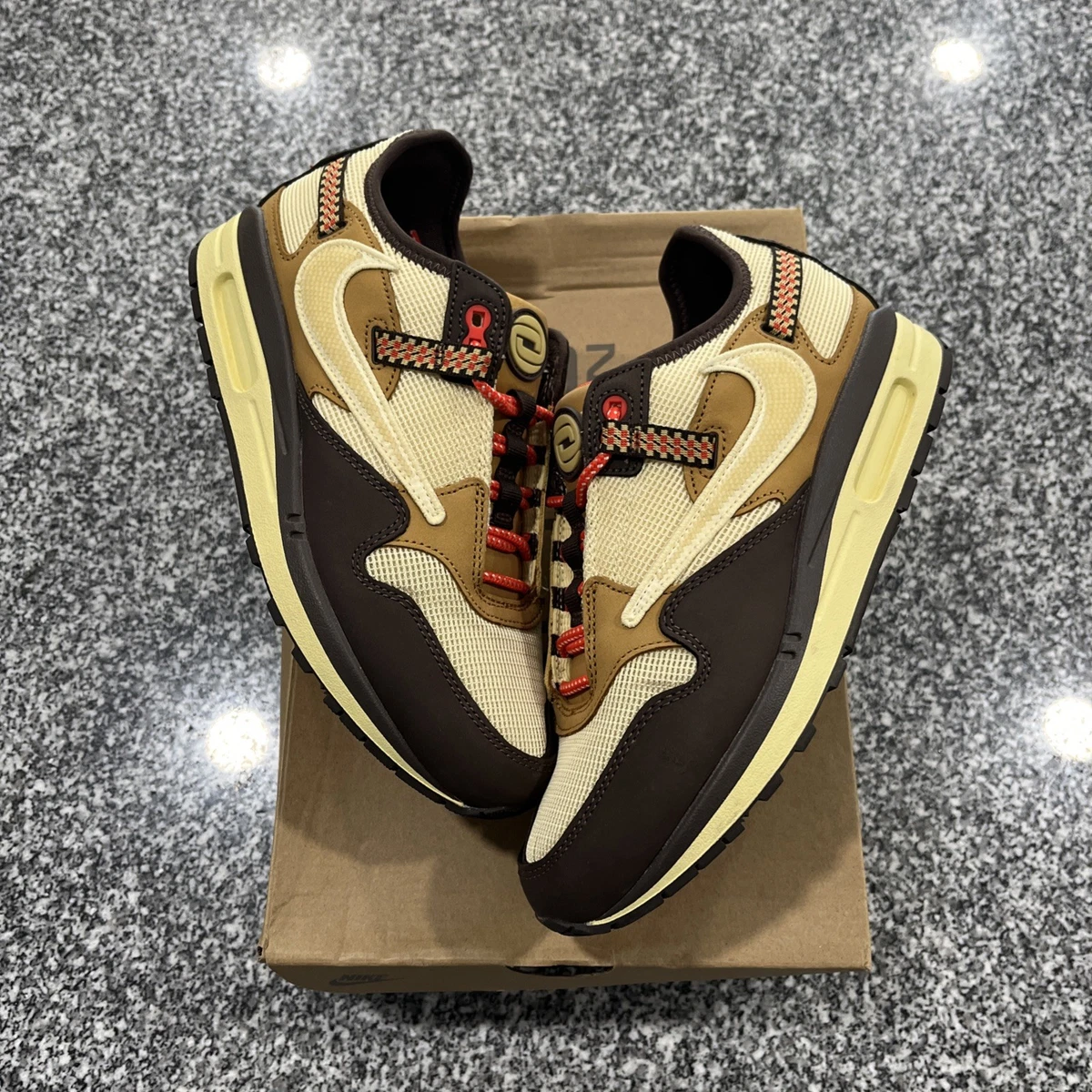 Preços baixos em Nike Air Max 1 x Travis Scott Low Baroque Brown