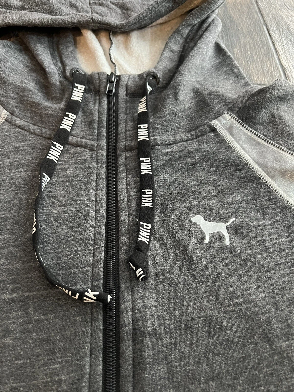 UNDERCOVER Felpa con cappuccio Victoria’s Secret rosa antracite grigio metallizzato collo imbuto nera L