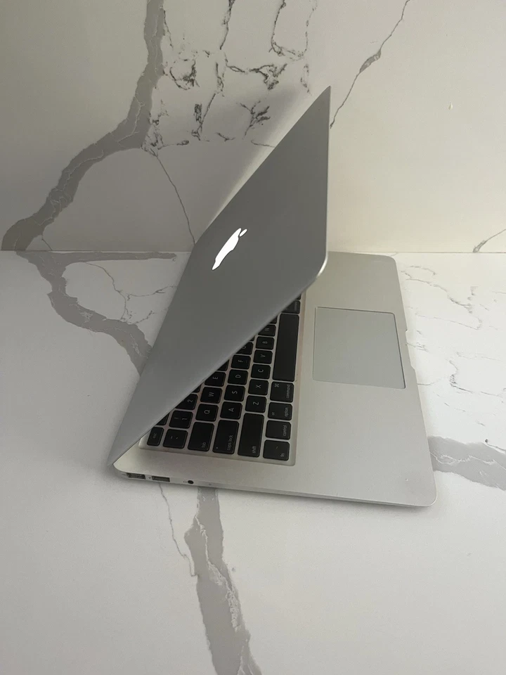 Apple MacBook Air 13" (A1369) 2.13GHz Core 2, 4GB Ram, 250gb Ssd, High Sierra - Image 4 of 4